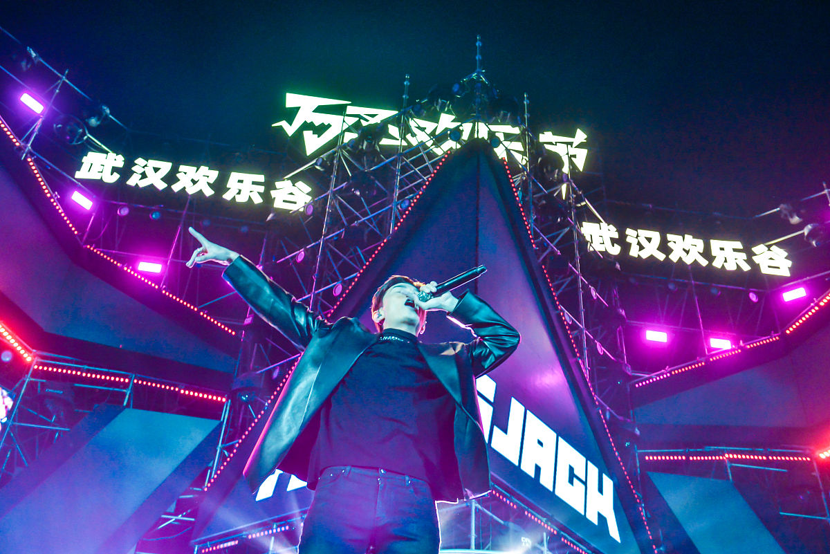 九道谷将于4月28日至5月3日举办佛山首场赛博朋克音乐节。这场音乐节将会是一段令人难忘的旅程让你感受到震撼的音乐和狂野的冒险。 此次活动的门票从39元起15至22抢购价3923到28抢购价5929到5月3门市价69非常亲民适合各种预算的旅客。游客可以通过官网或现场购买门票。 音乐节上将会有九道谷狂野漂流、朋克音乐会、ugc打卡及寻宝活动、玩集市启动、快乐轰趴、溯溪萤火虫探秘、与朋克熊猫合影等活动