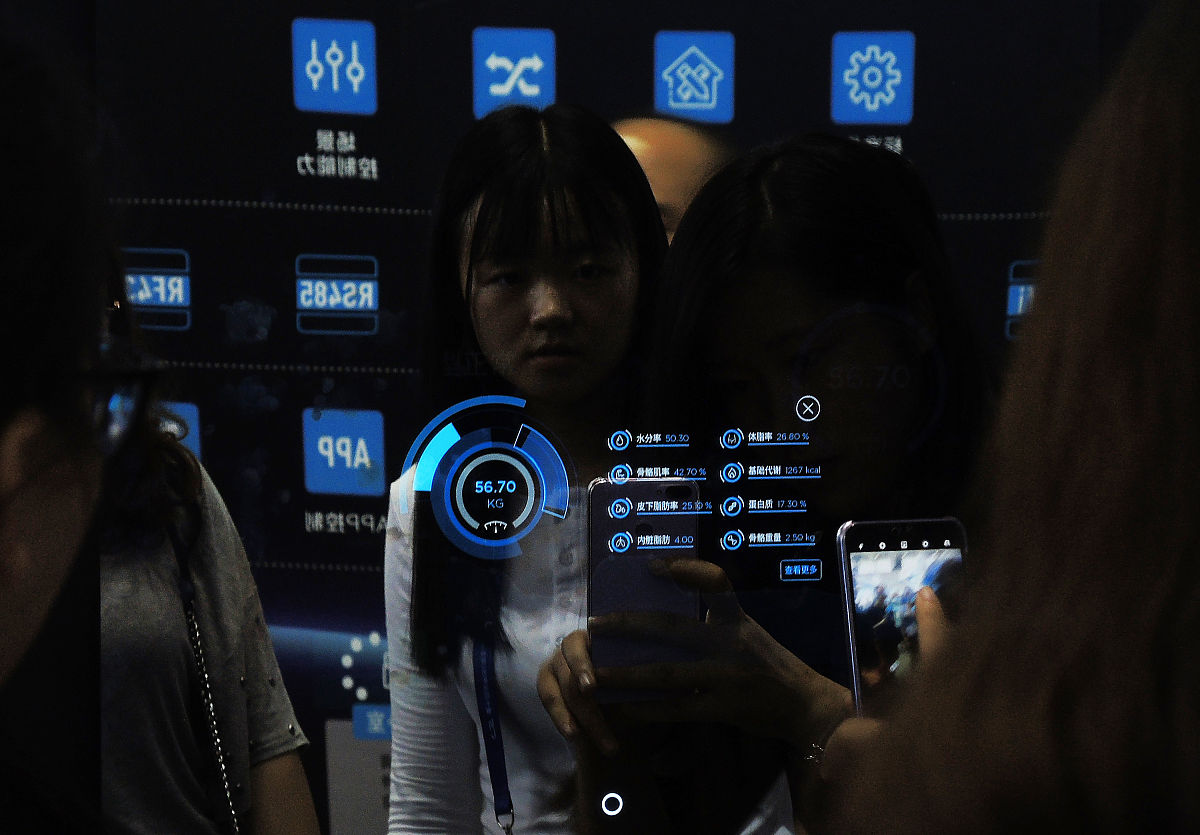 我们很高兴地宣布AI创意孵化营即将开营！这是一个旨在激发大家思考如何将AI能力与产品结合创造拥抱AI的环境的活动。我们提供平台让有想法的参赛同学脱颖而出通过活动碰撞出新思考、新玩法鼓励创造部门可提供孵化资源助力落地。 我们欢迎参赛者制作APP、Chrome插件、小程序、网页等AI相关产品不局限于新闻客户端产品。创意宣讲时基本要求有产品方案、原型图或demo作为参赛作品讲解创意和思路。 请设计一个