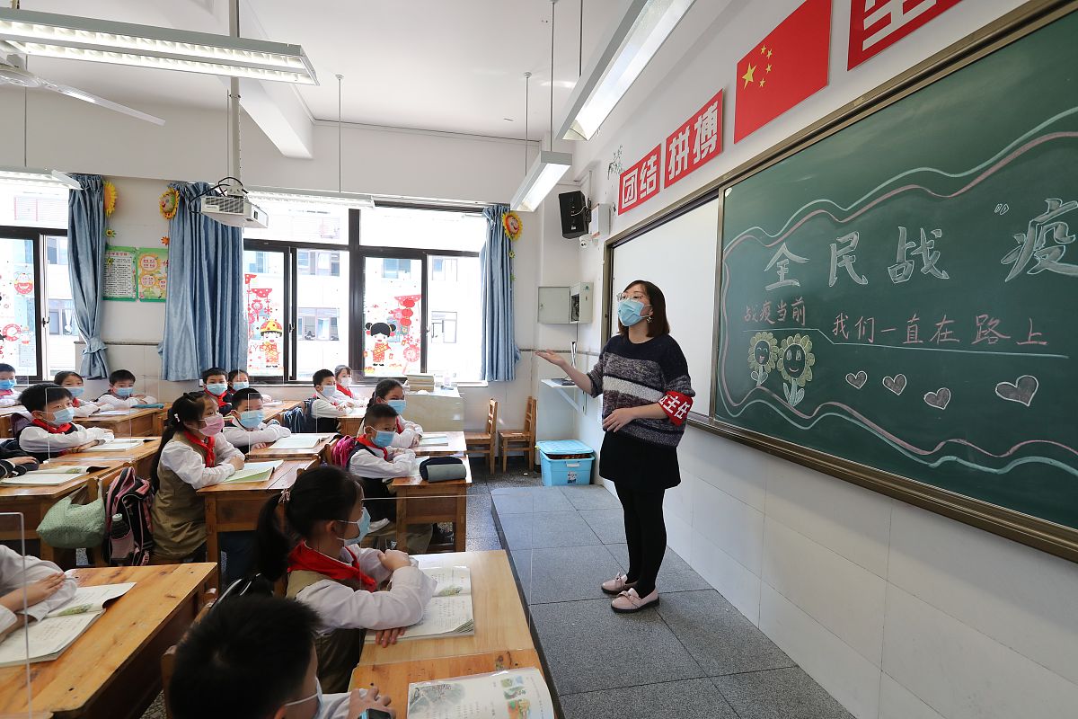 围绕多彩校园生活刊登师生工作、学习、生活的感受体会围绕学风建设以及校园热点评论等展现丰富多彩的校园生活。写一篇不少于1500字的文章