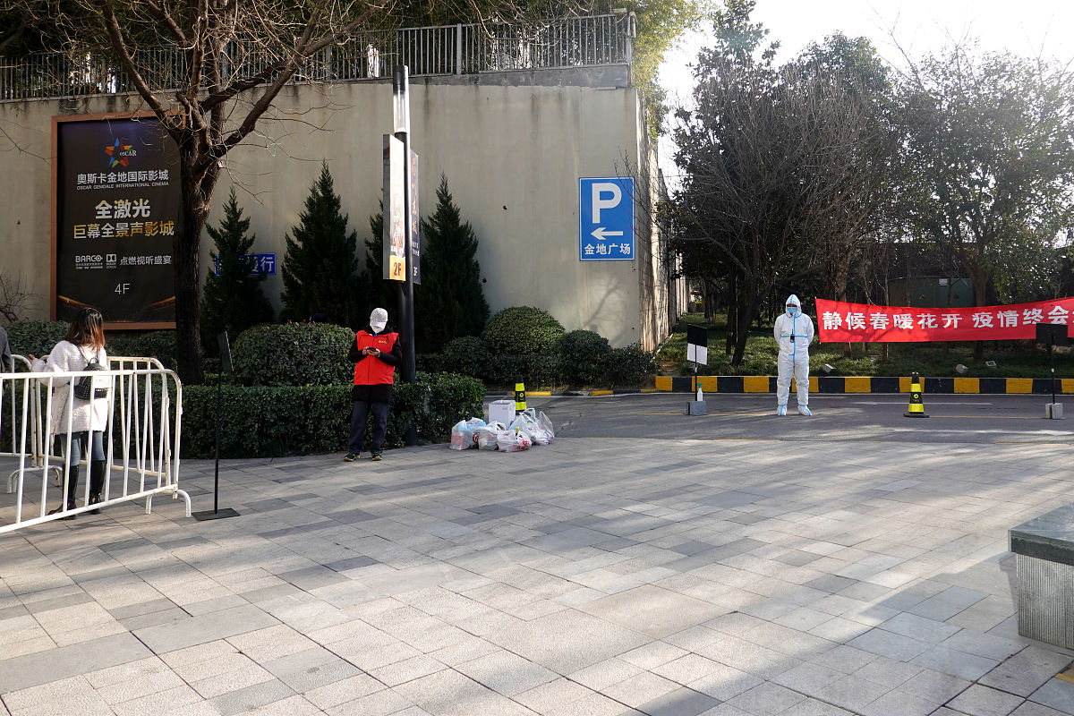 2022年1月15日,西安市雁塔区曲江市民在超市排队采购物品.