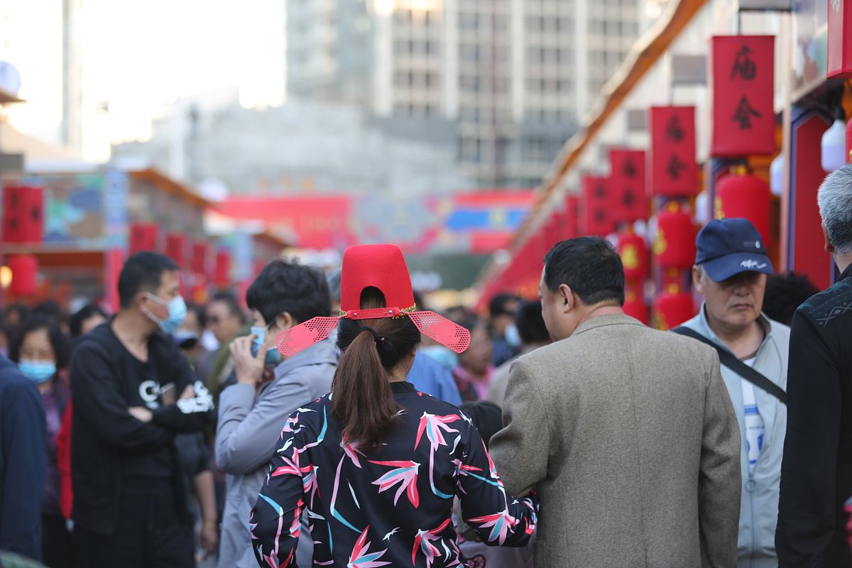 2020年10月3日,国庆节假期,沈阳北市场皇寺庙会精彩上演.