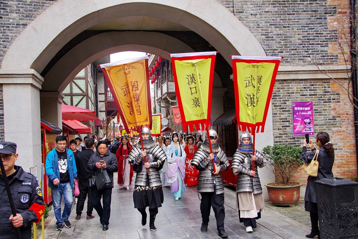 2019年3月16日,武汉,园博园花朝节开幕,三千汉服达人华丽游园引围观.