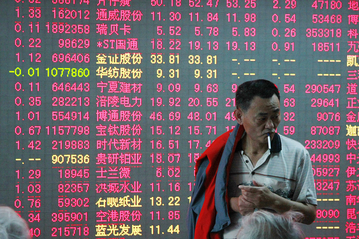 中国最勤奋最爱学习最有知识的群体并不简单目前看来除了高三学生就是股民了。股民不仅要懂货币政策、宏观经济、市场汇率、行业趋势；还要懂得基因测序、卫星导航、体外诊断、机密机床；还要知道能繁母猪数目、粮食产量、高标农田建设、露天开采模式等等等等。相比起高三学生感觉还是股民更胜一筹微笑因为股民每天都像在过高三。。。。。根据上述内容写出散户的勤奋艰苦付出一切但又得不到的心酸感 妙趣横生文笔流畅辞藻华丽200