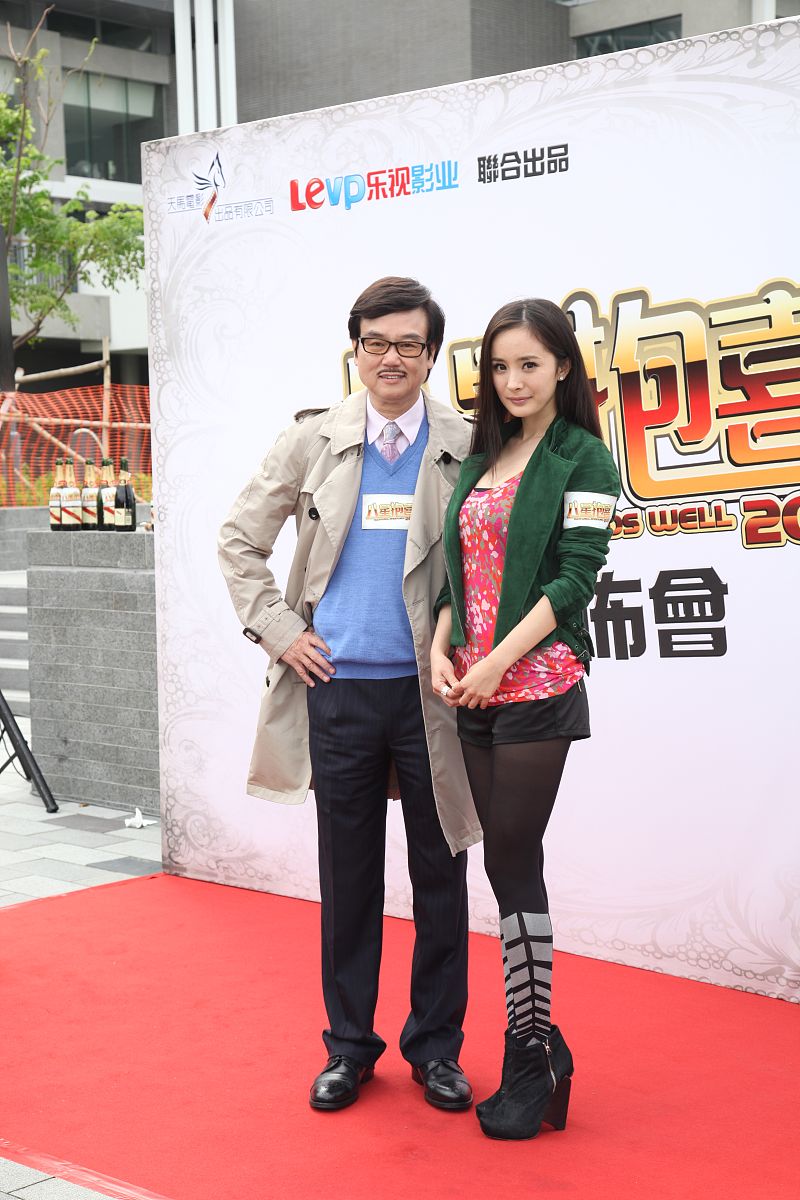2011年11月10日,香港,大片《八星报喜》探班.黄百鸣 杨幂+++_+++八星