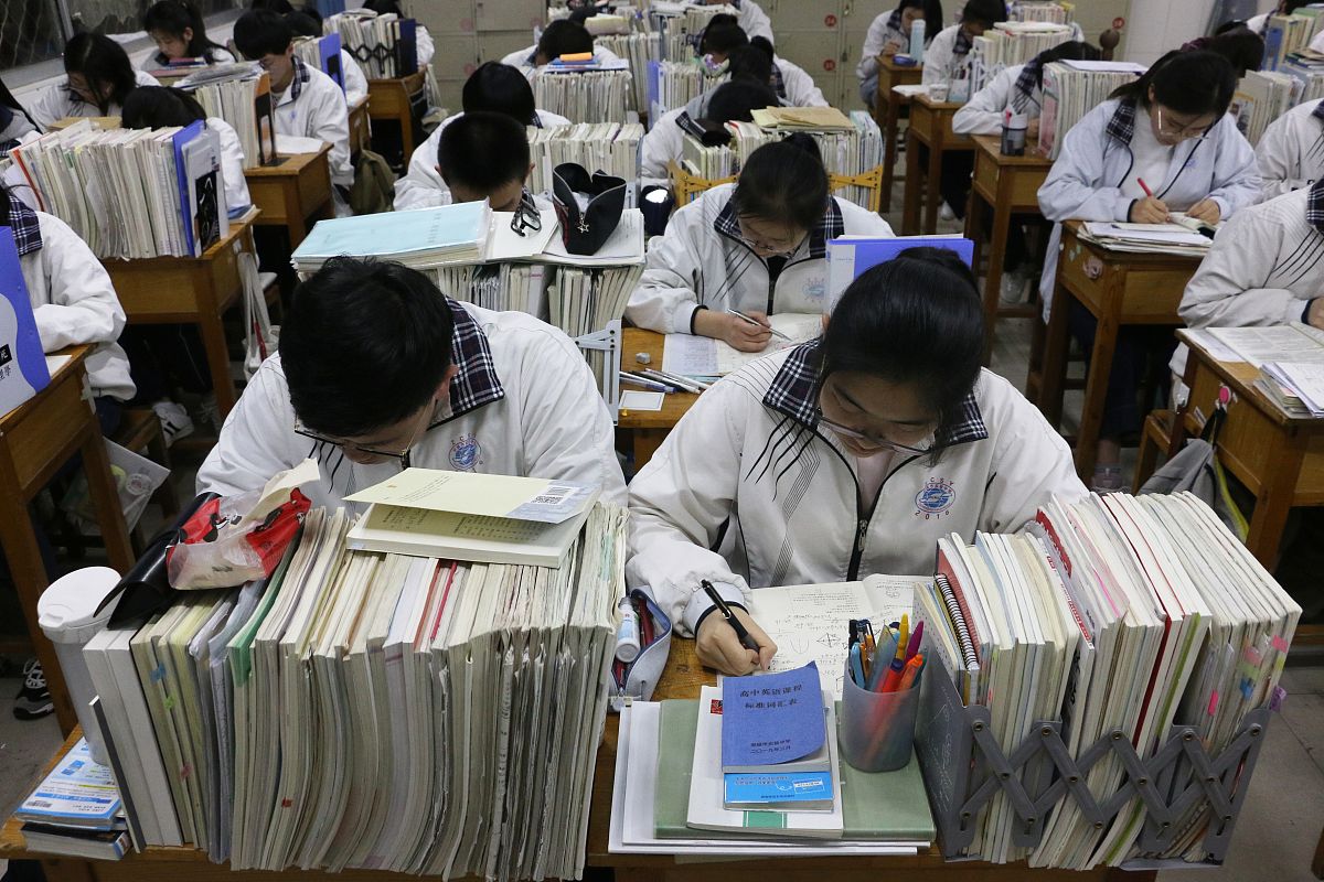 2019年3月24日,在山东省邹城市实验中学高三(5)班,学生们加紧复习备战