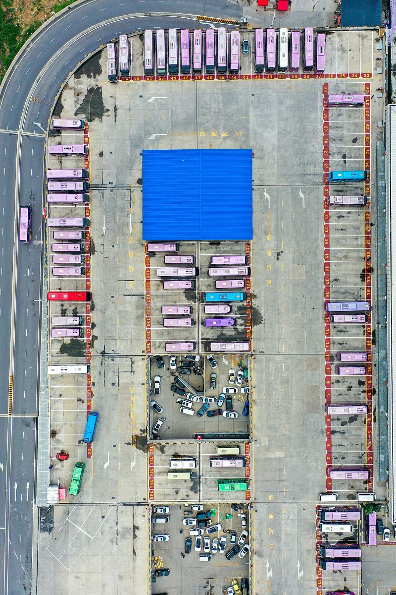 郑州东站有几个广场哪个广场停私家车接人方便帮我用230字详细描述