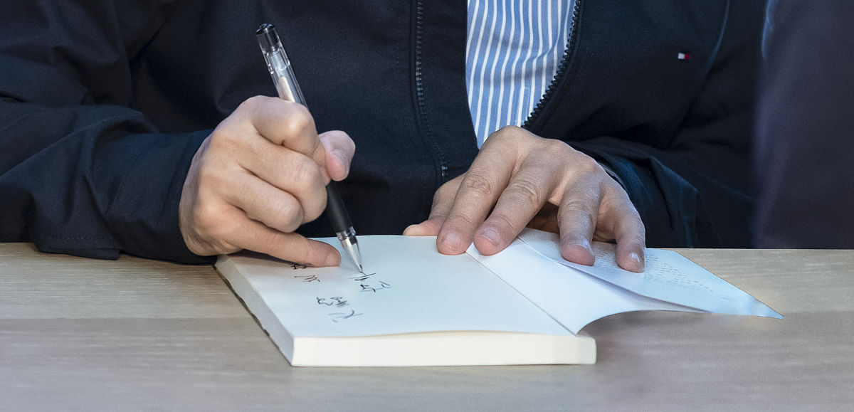 2021年4月10日,西安,茅盾文学奖得主陈彦举办新作小说《喜剧》首发式,