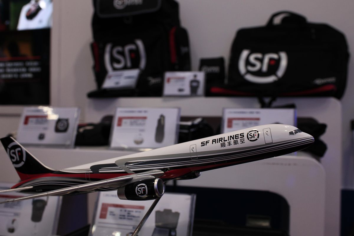 周云霞（2020）[1]本文以顺丰速运物流企业为研究对象,分析顺丰物流在绿色包装工作范围内所进行的应用研究,探讨顺丰物流绿色包装中存在的问题,并提出加强绿色包装发展的有效途径。换个说法意思不变