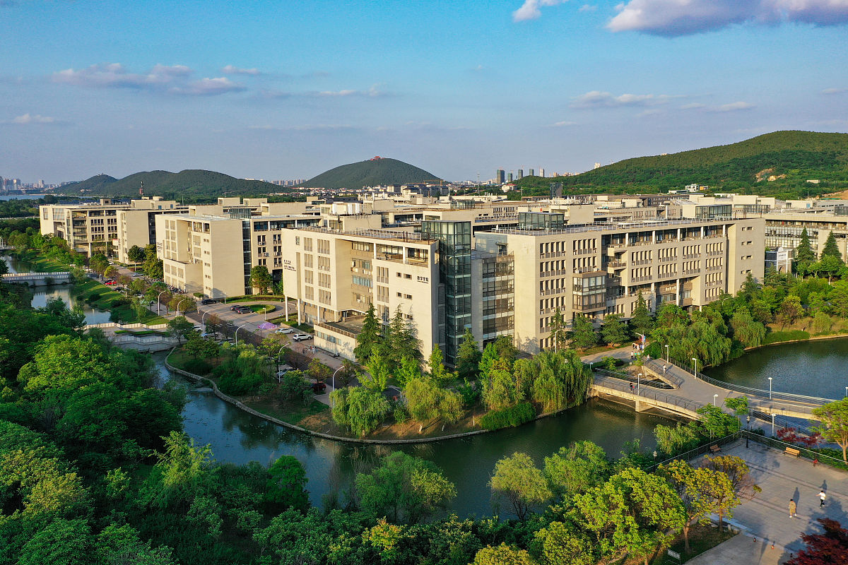 2021年5月20日,江苏徐州,夏季的中国矿业大学南湖校区.