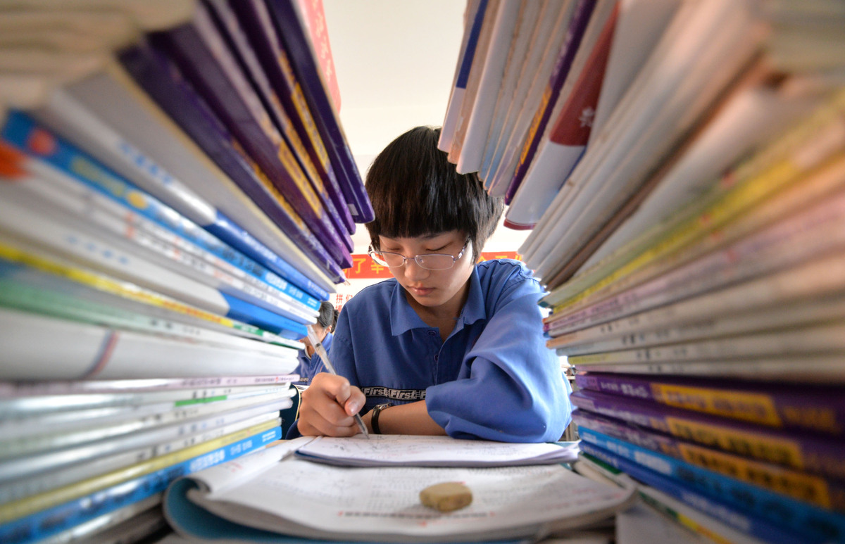 2014年5月12日,河北省邯郸市第一中学高三年级的学生