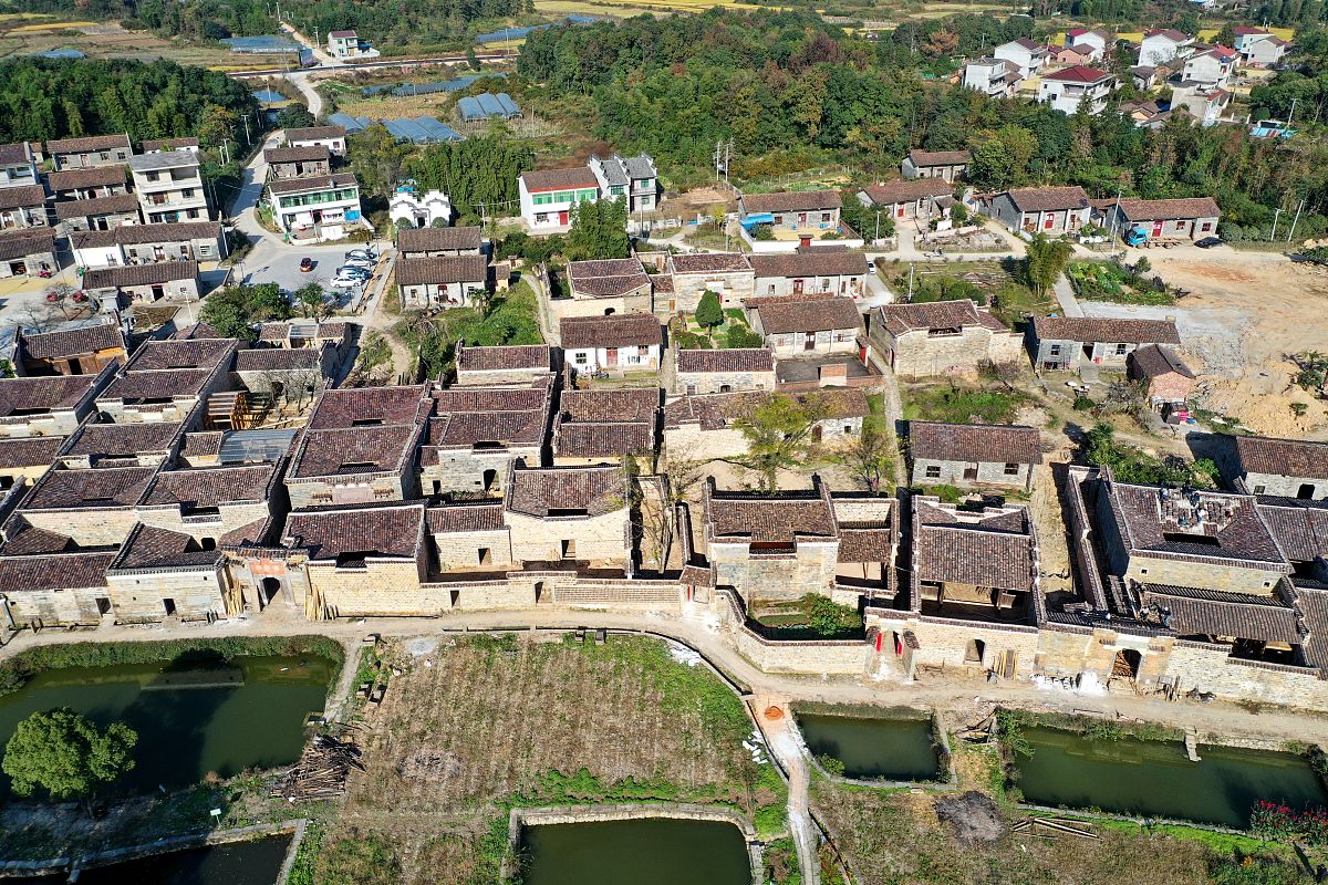 以前古厝后的土地面积是从古厝的边开始测 用250字帮我描述