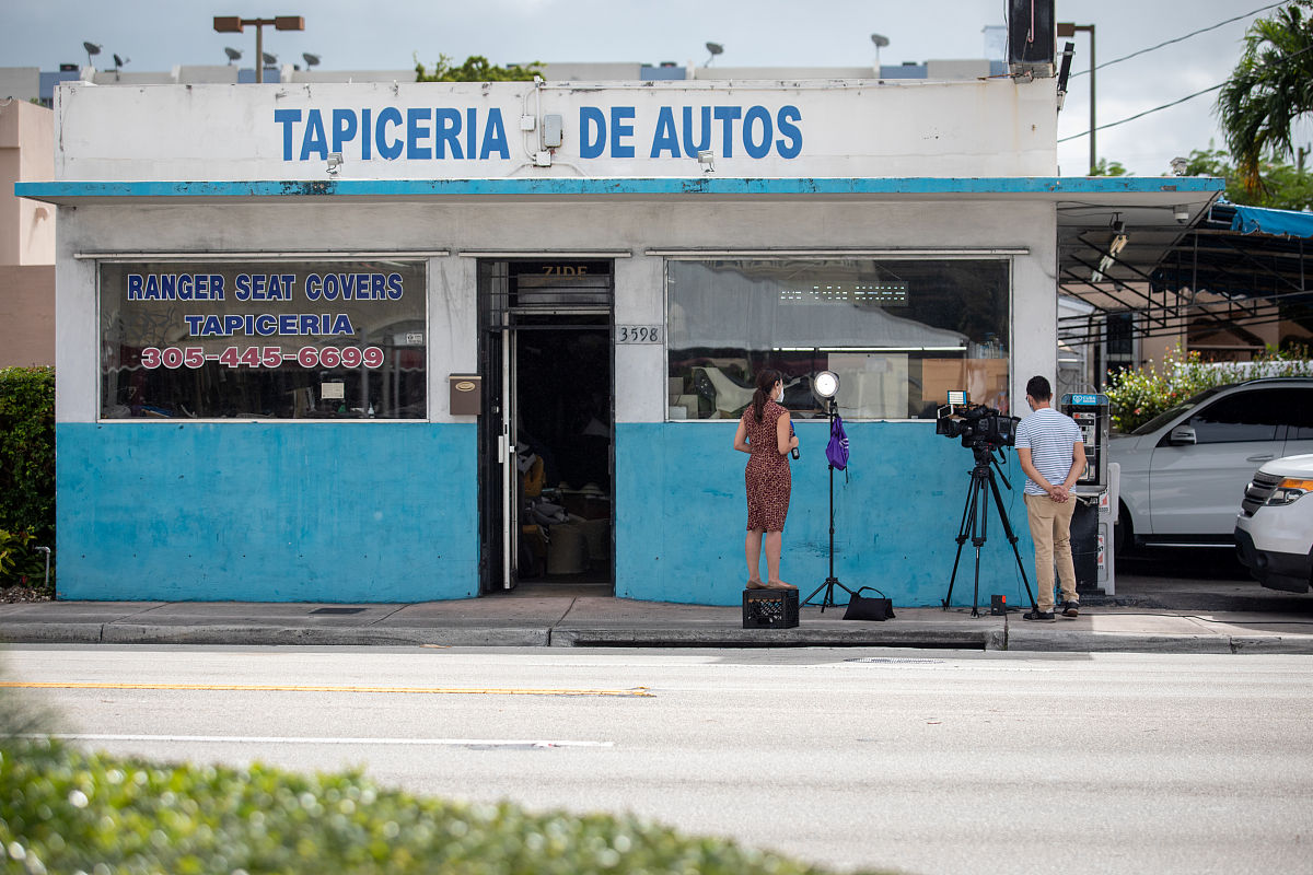 请根据这10组6+1的数据规律及走势：13 14 18 19 24 30-91 4 9 10 20 33-62 3 9 11 12 17-158 9 13 23 24 26-56 19 20 26 28 33-17 14 27 29 31 33-52 3 7 16 30 31-63 7 12 24 28 33-85 7 10 17 20 22-148 10 22 27 32 33-8请分析下接下来