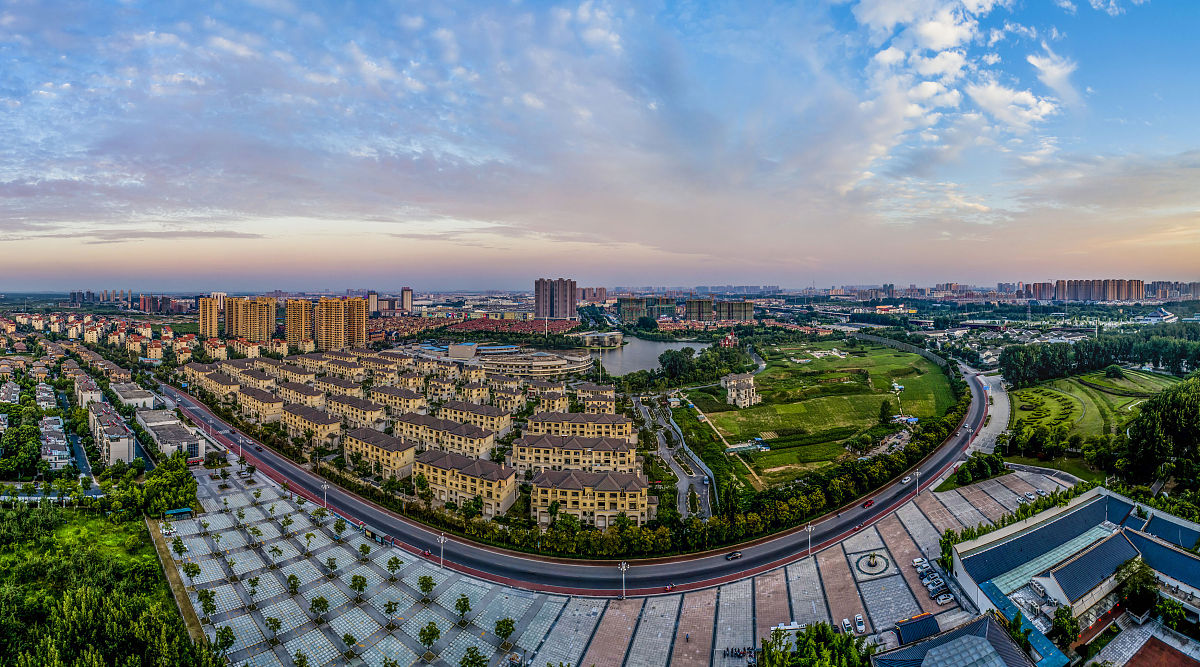 2018年7月16日,江苏淮安,傍晚天空出现壮观火烧云景象.俗话说,"朝霞不