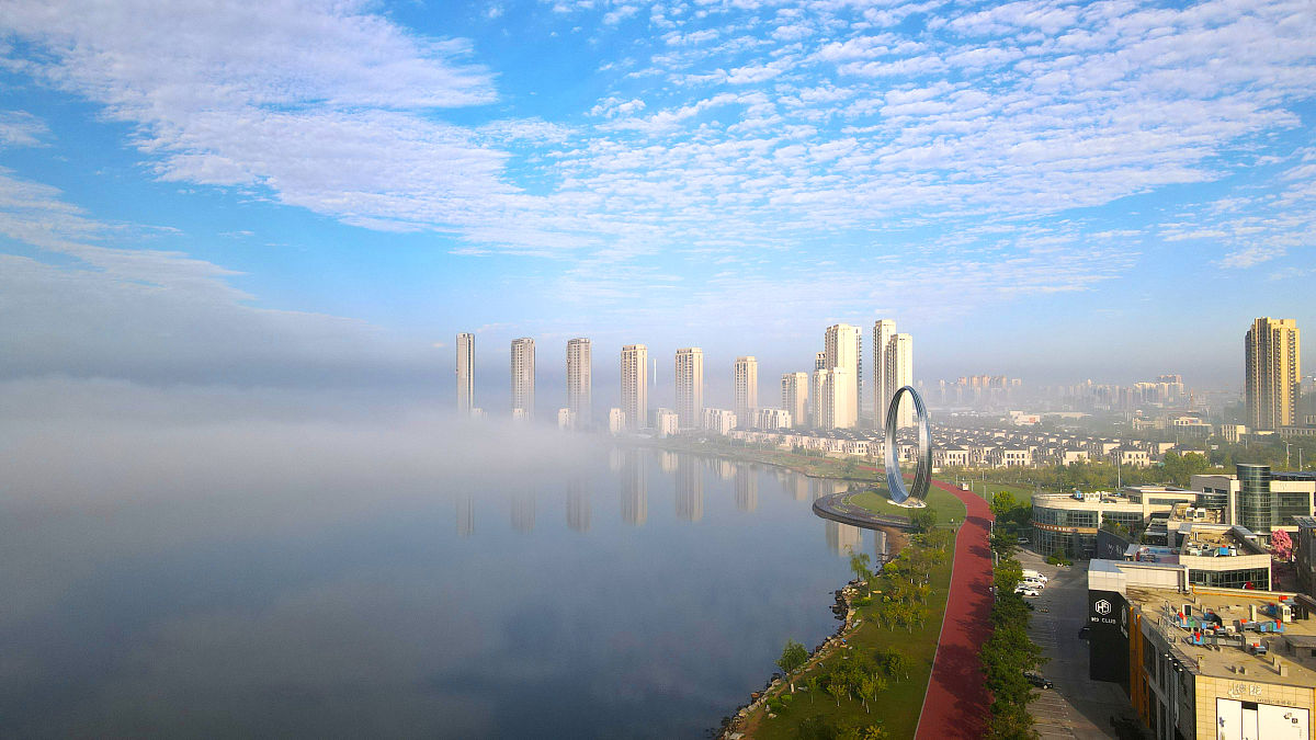 2021年9月2日,山东荣成,沿海一带出现平流雾景观,海滨和城市被薄雾笼