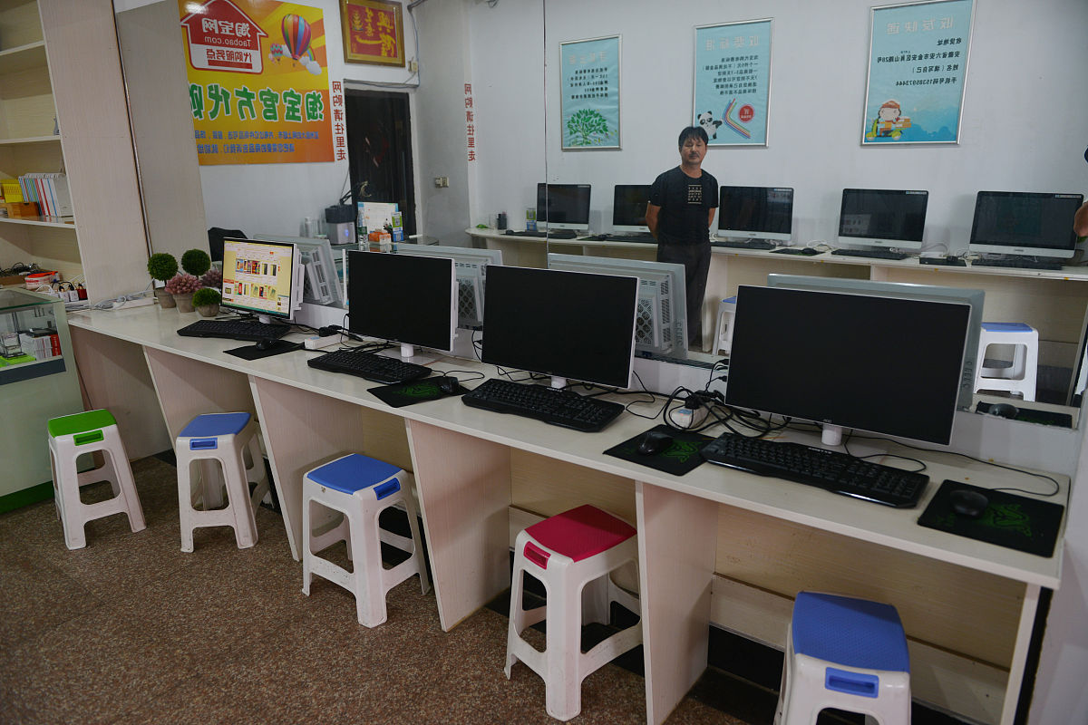 2018年5月31日,安徽省六安市毛坦厂中学东门旁的一家淘宝代购店,这家