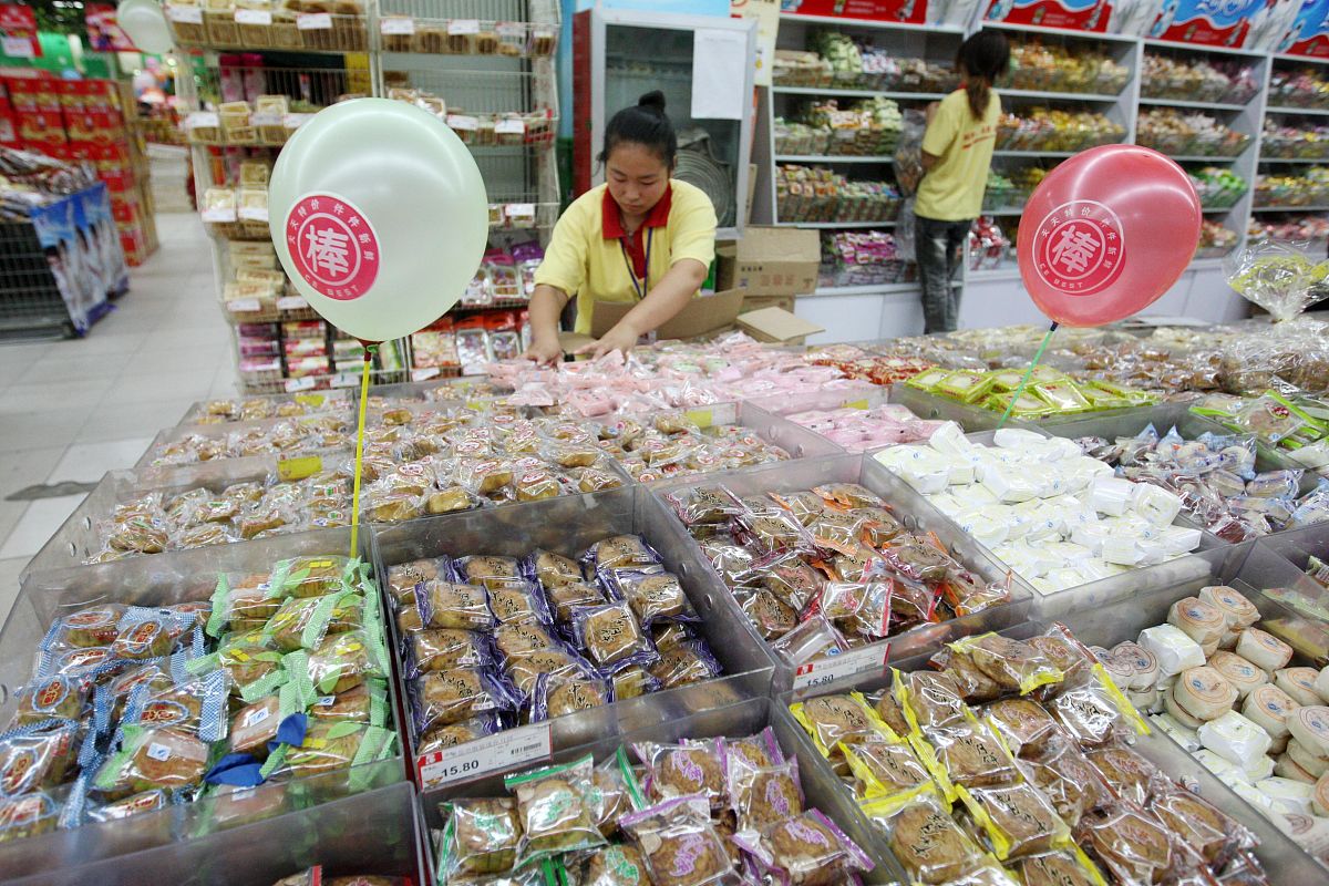 2009年09月11日, 安徽淮北市,营业员在超市内整理商品.