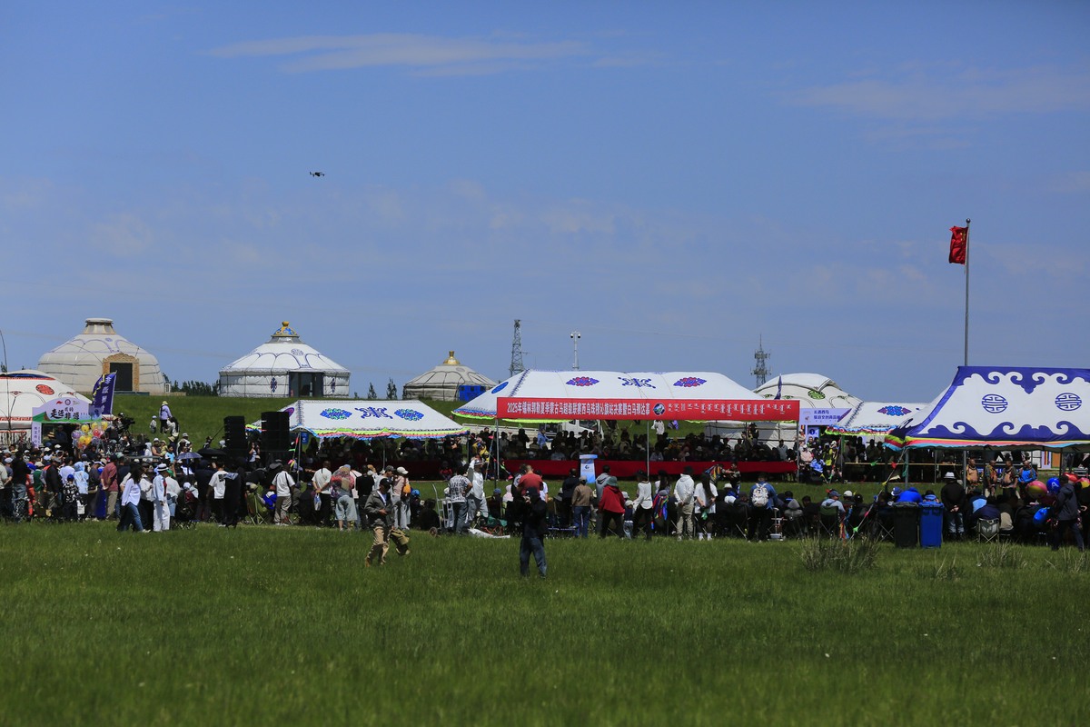 分析下内蒙古哪个季节适合去旅游第一段话对文章的概括。后面分为3个段落进行介绍最后一句话结尾。