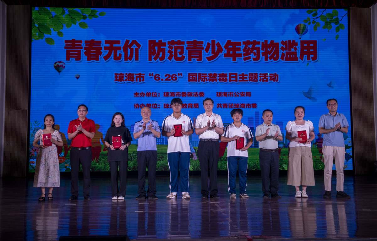 青鸟传递奖杯传递仪式所体现时代青年风貌是什么？面对面、手对手传递。