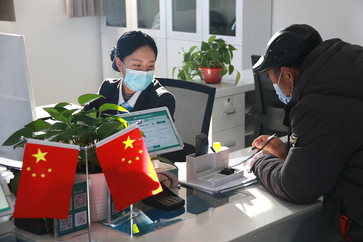 国庆期间坚守工作岗位：致敬默默奉献的守护者