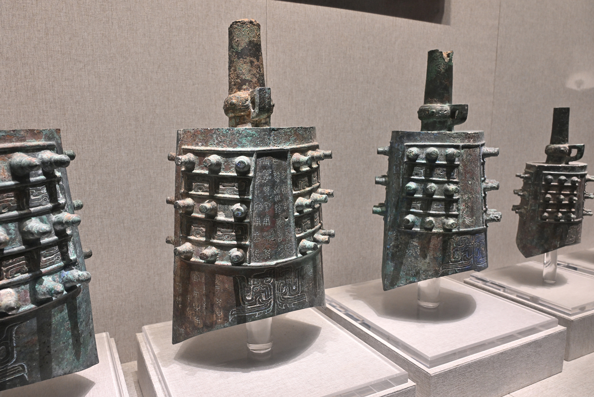 错金编钟是什么材料做的？错金编钟是由青铜和黄金制成的。青铜用来制造钟体和支架而黄金则用于装饰钟面和花纹。继续