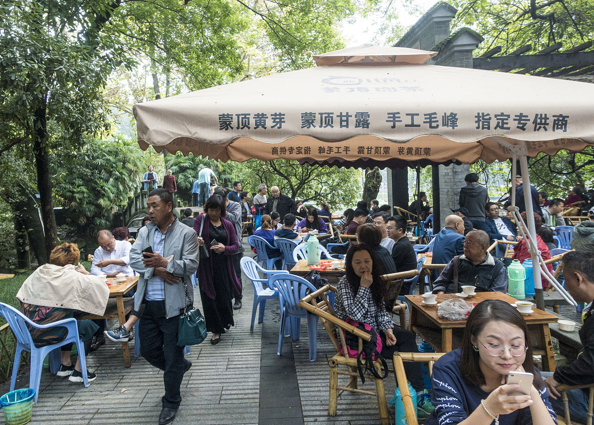 在花园露凉亭下与同事齐聚一堂畅谈有说有笑一起吃着烧烤哈着啤酒不出家门就能轻松体验实现淄博烧烤的乐趣比去淄博更有快乐的源泉