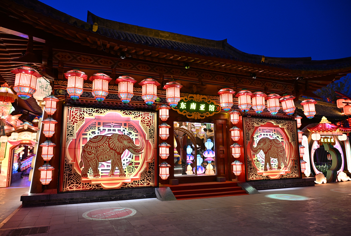 请参考小红书平台以小红风热门探店笔记的风格生成一条达人探店打卡横店影城的视频脚步。标题：探店打卡横店地点：日程	时间	地点	内容安排4月22日	1000	贵宾楼待定	抵达妆发在抵达前完成	1000-1140		办理入住休整造型整理补妆用餐	1330-1700	清明上河图	拍摄内容：风光拍摄、热剧打卡、古风达人打卡照视频必打卡点位：虹桥、樊楼大御街、水域、小御街、布店组街道备注：有条件的达人着古装