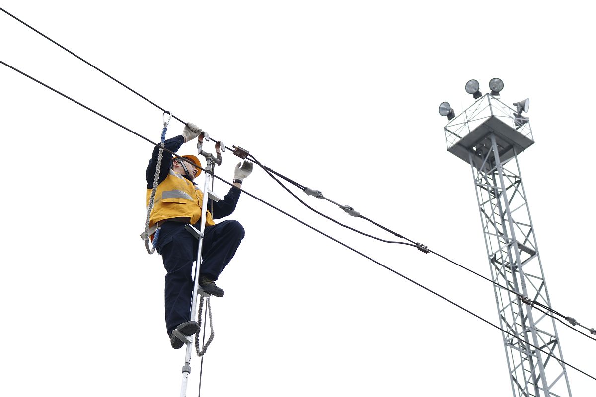成都铁路运输学校电气化铁道供电专业：男孩学习路径与发展