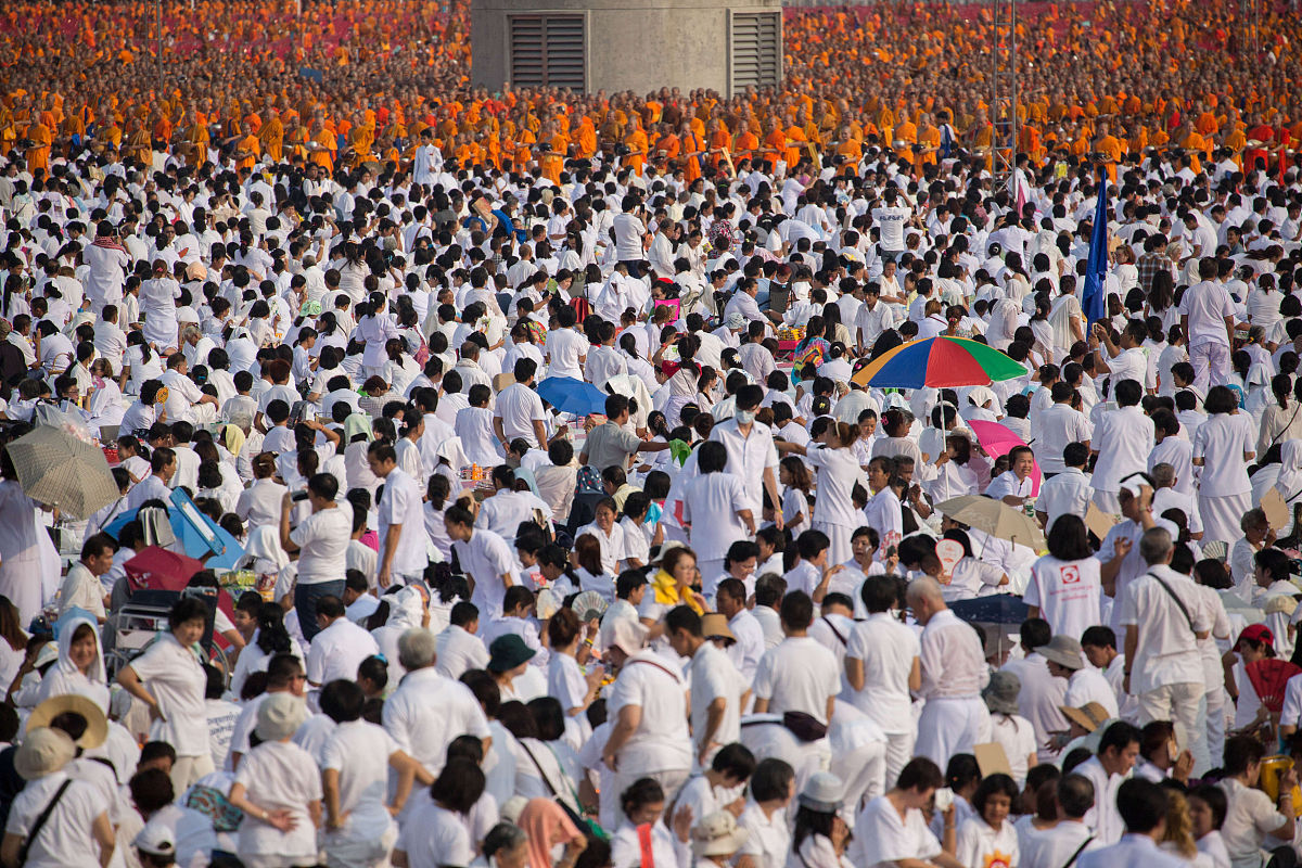 当地时间2016年4月22日,泰国巴吞他尼,约10万泰国僧侣聚集法身寺集体