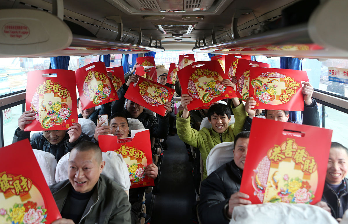 2018年2月10日,建设者们领到小礼品回乡.新都蓉都大道旁中铁二局项目