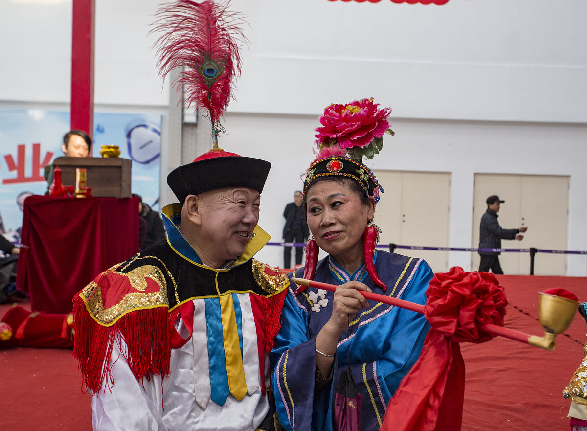 2019年2月14日,吉林一家商场举办了满族婚礼秀,吸引了众多市民围观.