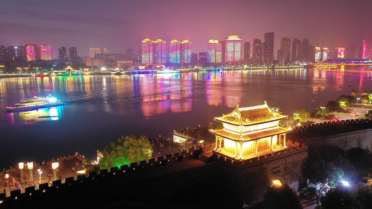 2021年5月19日,湖北省襄阳市,汉水女神号游轮在汉江湖北省襄阳市城区