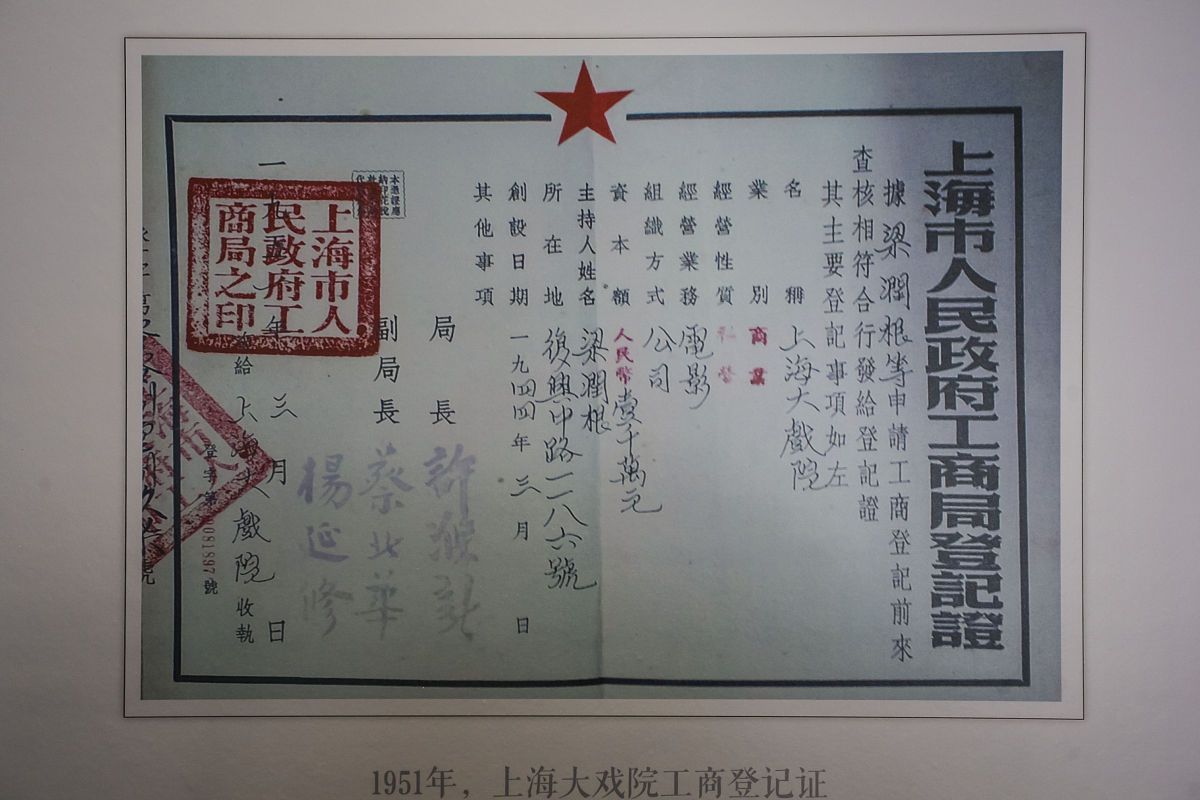 1953年頃から登場した「貸本マンガ」のメディア的特徴と、描かれたテーマについて説明してください。