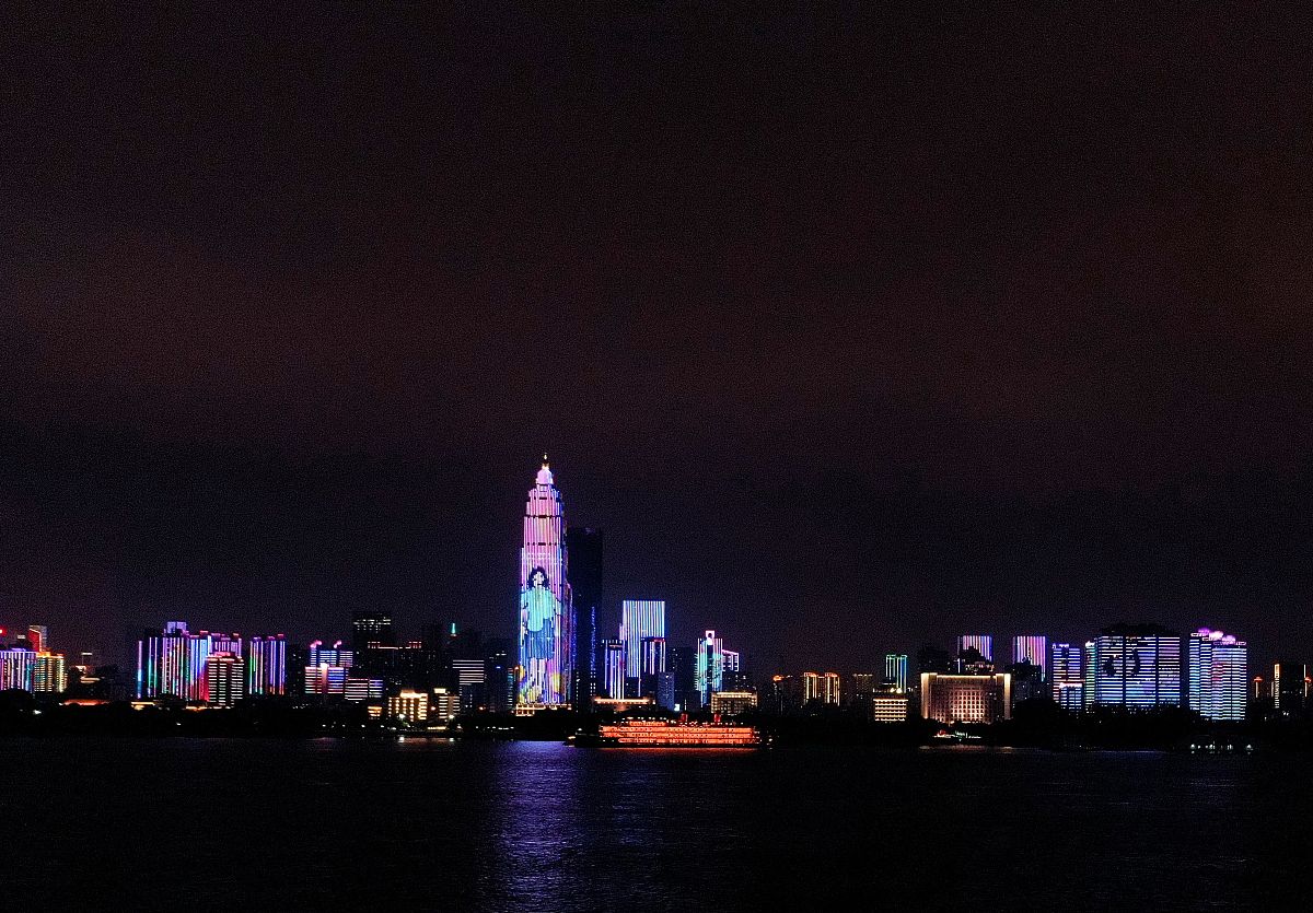 (如需下载使用,请务必署名:赵军)2020年9月10日晚,武汉两江四岸建筑群