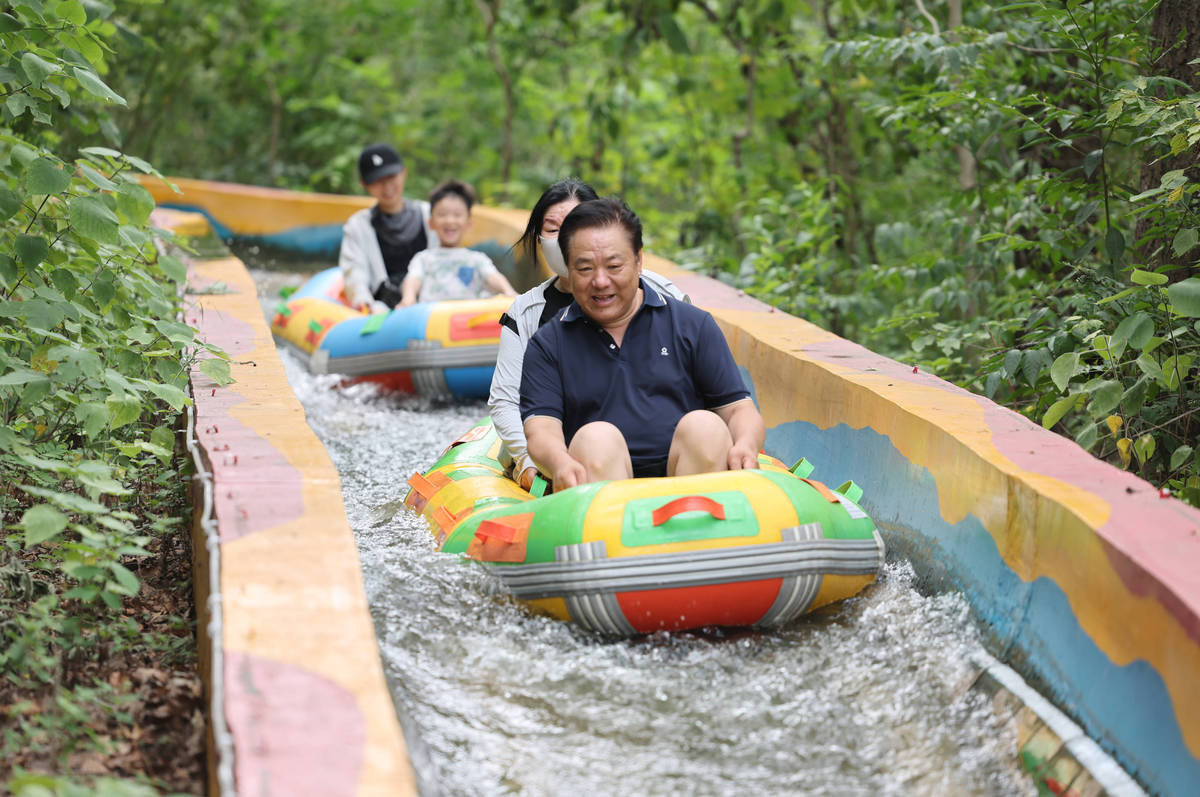 征服激流，释放激情：体验户外漂流的无限魅力