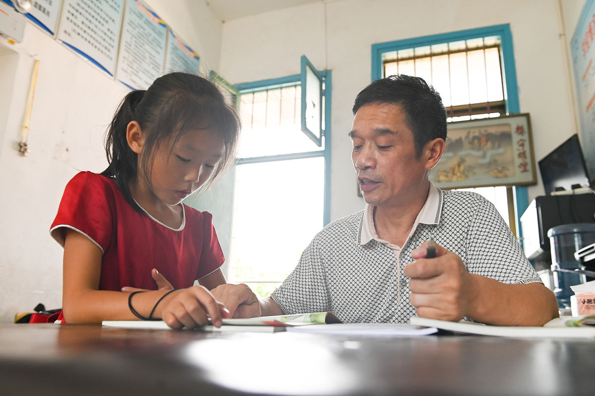 新教师入职转正工作总结：XXX在XXX学校的一年成长