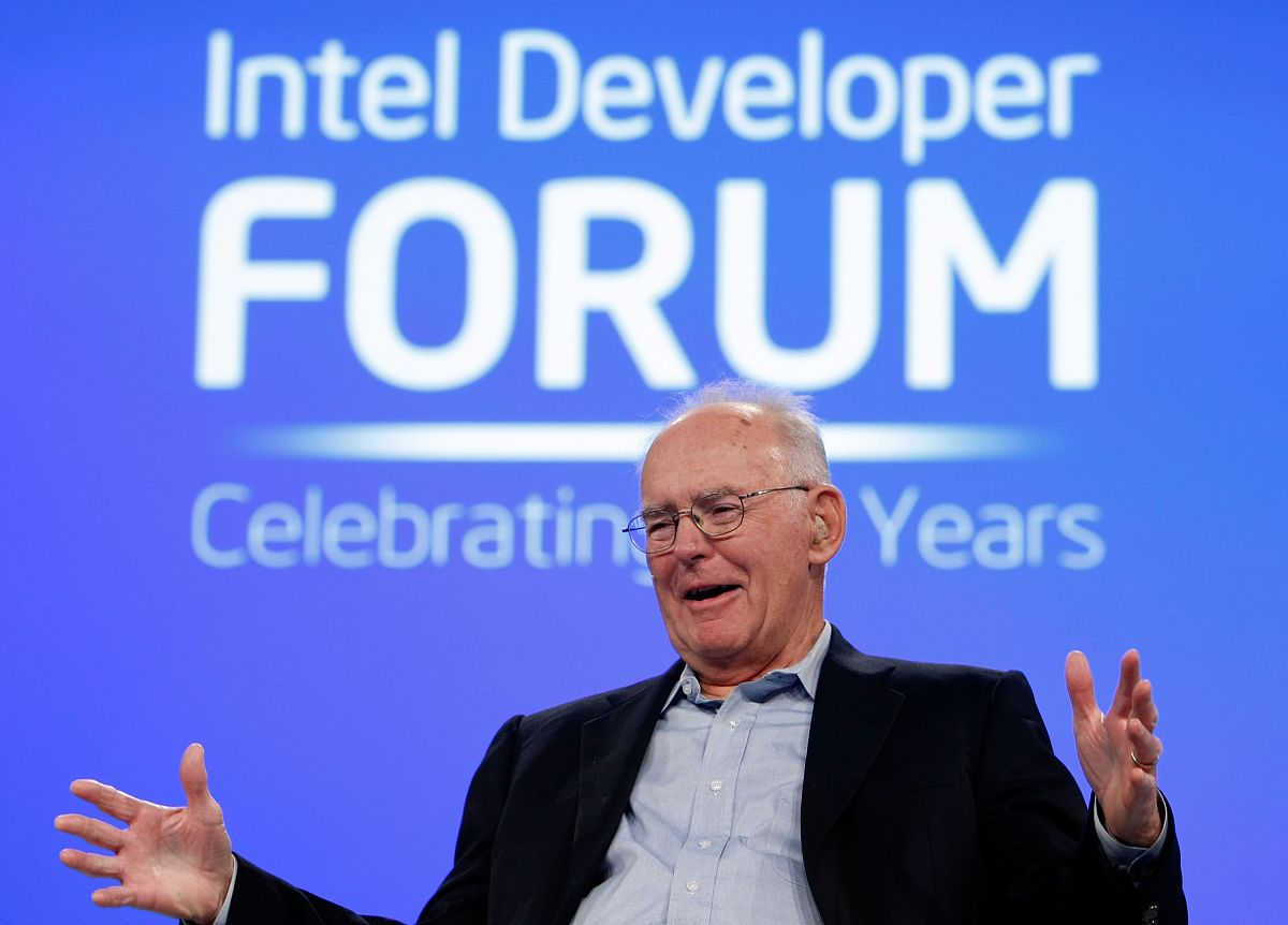 摩尔定律详解：集成电路的翻倍增长与性能提升