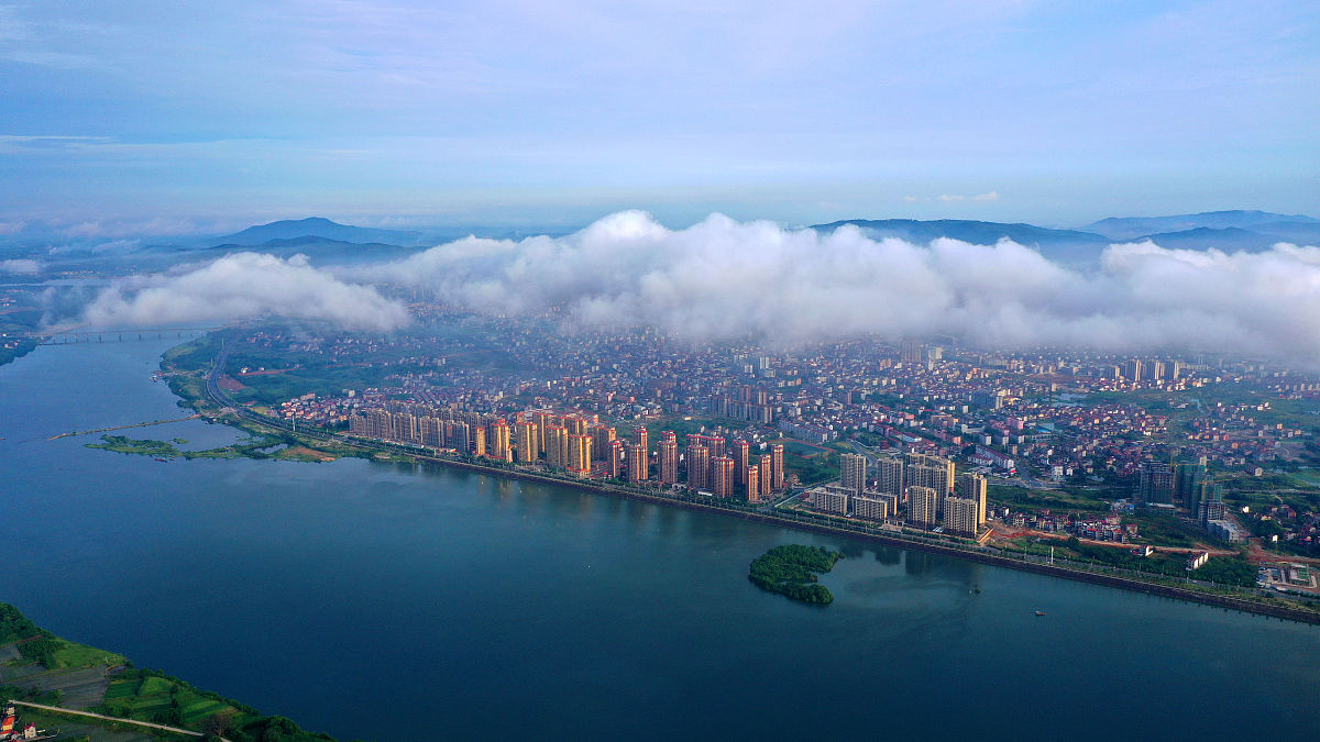 2021年7月20日清晨,江西省吉安市泰和县上空出现平流云景观.