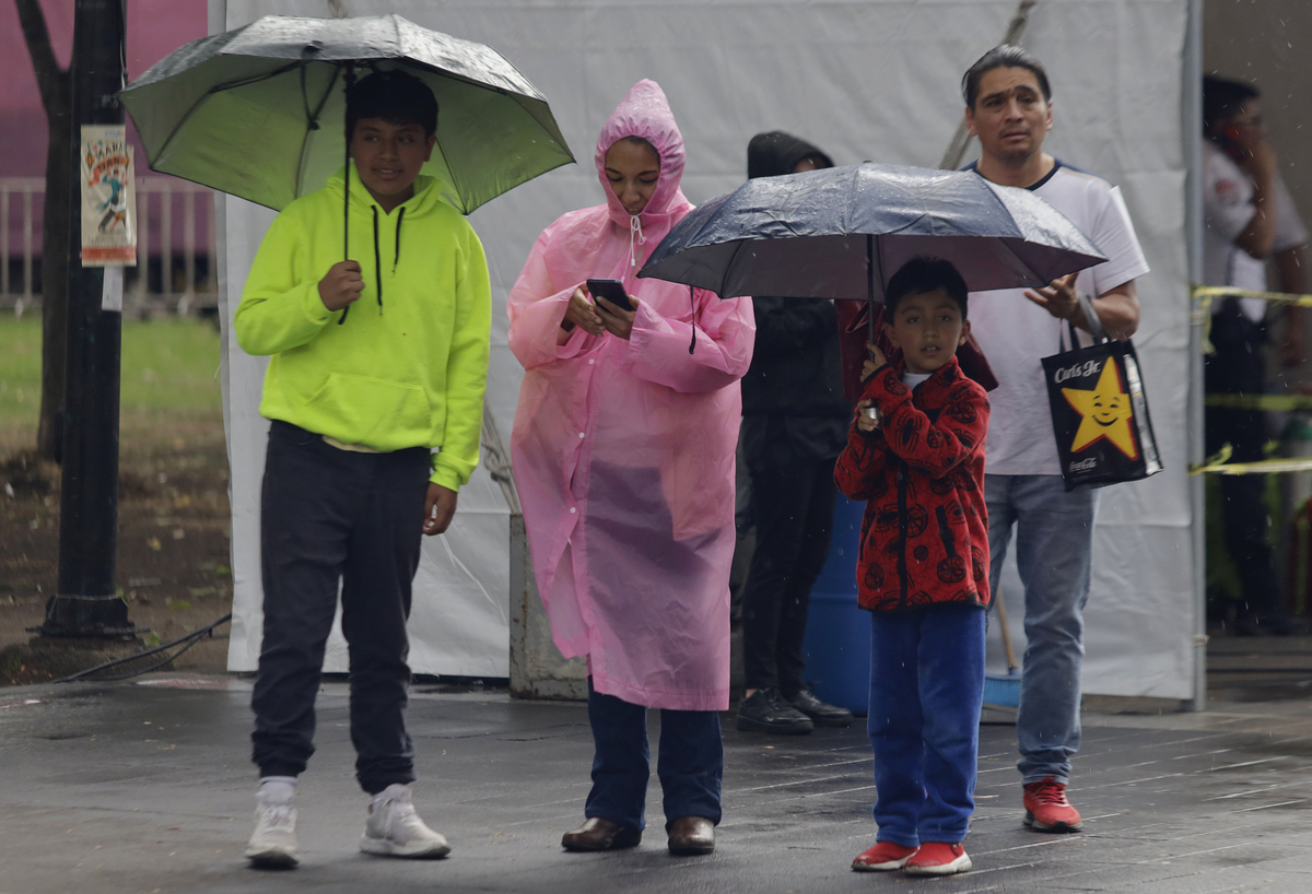 雨天路滑大家今天接送孩子的路上小心慢行安全第一。注意做好防寒保暖措施啊 雨天路滑大家今天接送孩子的路上小心慢行安全第一。注意做好防寒保暖措施啊