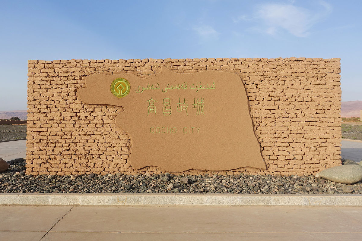 如果我要制作一个ppt主题为中国的传统文化与地域文化请问我可以从哪些方面入手请列举详细