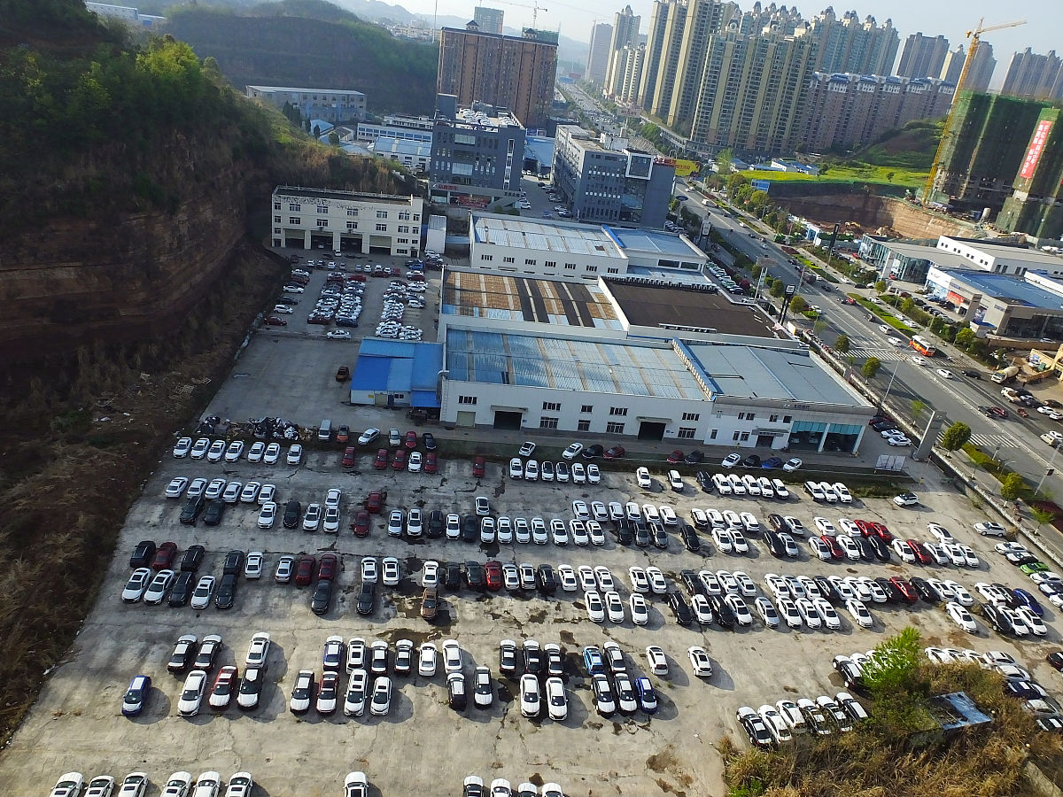 2019年4月1日,湖北宜昌市夷陵区发展大道,4s店采购大量崭新的汽车,停
