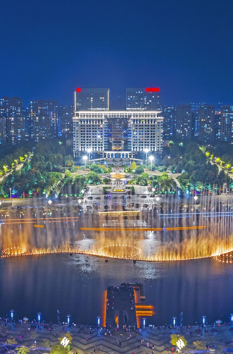 2020年10月20日,山东省胶州市三里河公园音乐灯光喷泉改造升级后进行