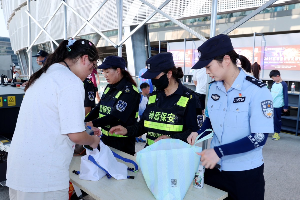 基层派出所民警年终总结：疫情防控与维护治安的双重考验