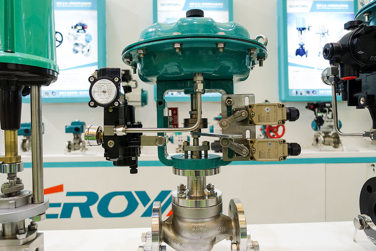 改写使其逻辑通顺、重点突出：对比分析国内与国外蝶阀的研究国外主要集中于蝶阀内部流场的分析研究探索蝶阀的本质特性。国内研究主要集中在对偏心蝶阀结构的改进以及各种研究方法的探索。可以预见随着我国蝶阀产业的不断发展与创新蝶阀将在更广泛的领域得到应用为我国的工业发展做出更大的贡献。