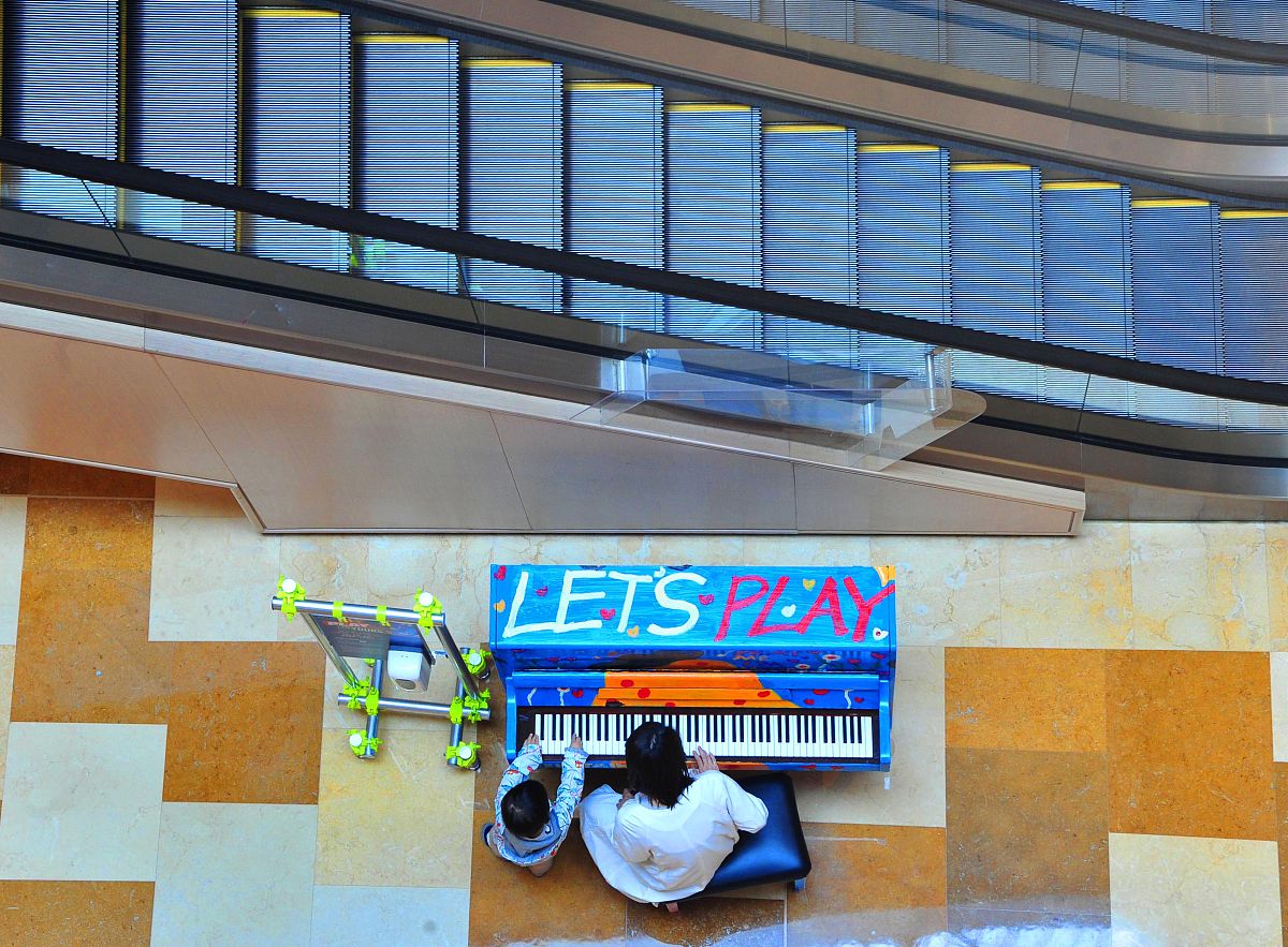 翻译得通俗一些：However its also an example of some peoples joy when they are finally allowed to experiment with their appearance