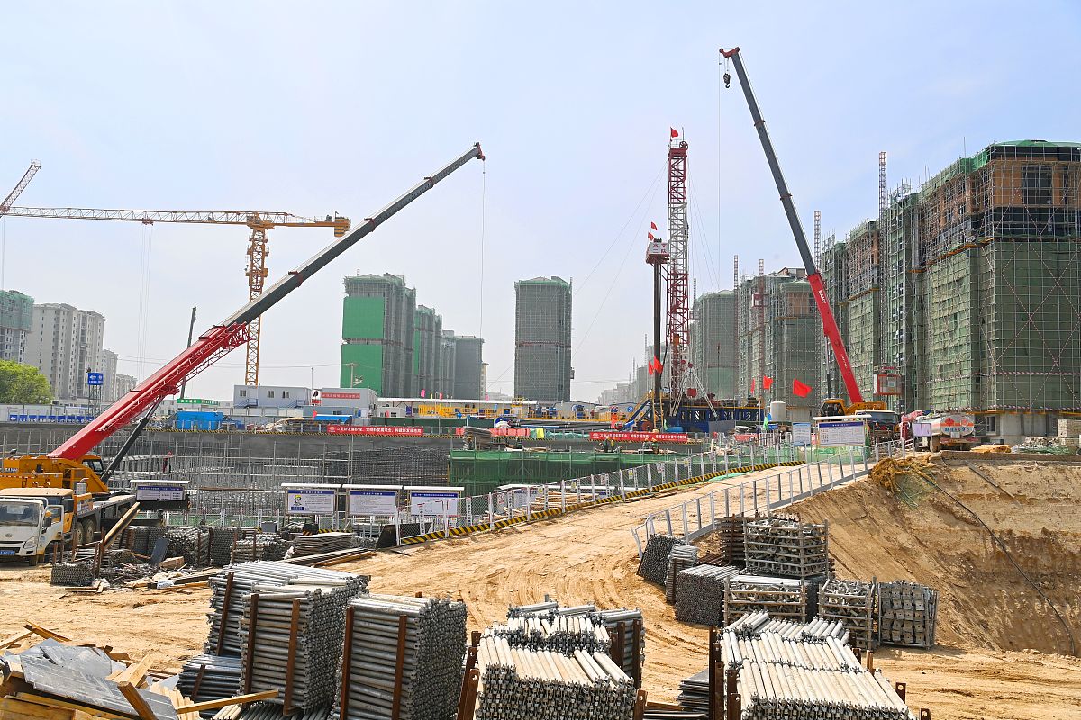 西安绿地二期房建项目安全控制技术应用：设备与措施