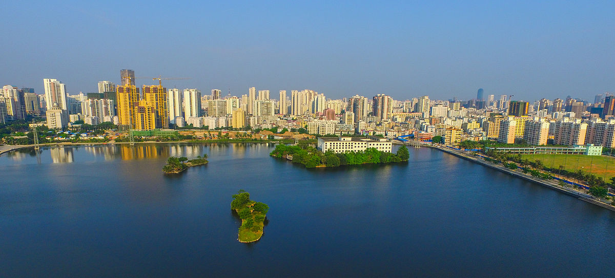 2016年5月2日,高空航拍海口红城湖及国兴大道大英山一带cbd.