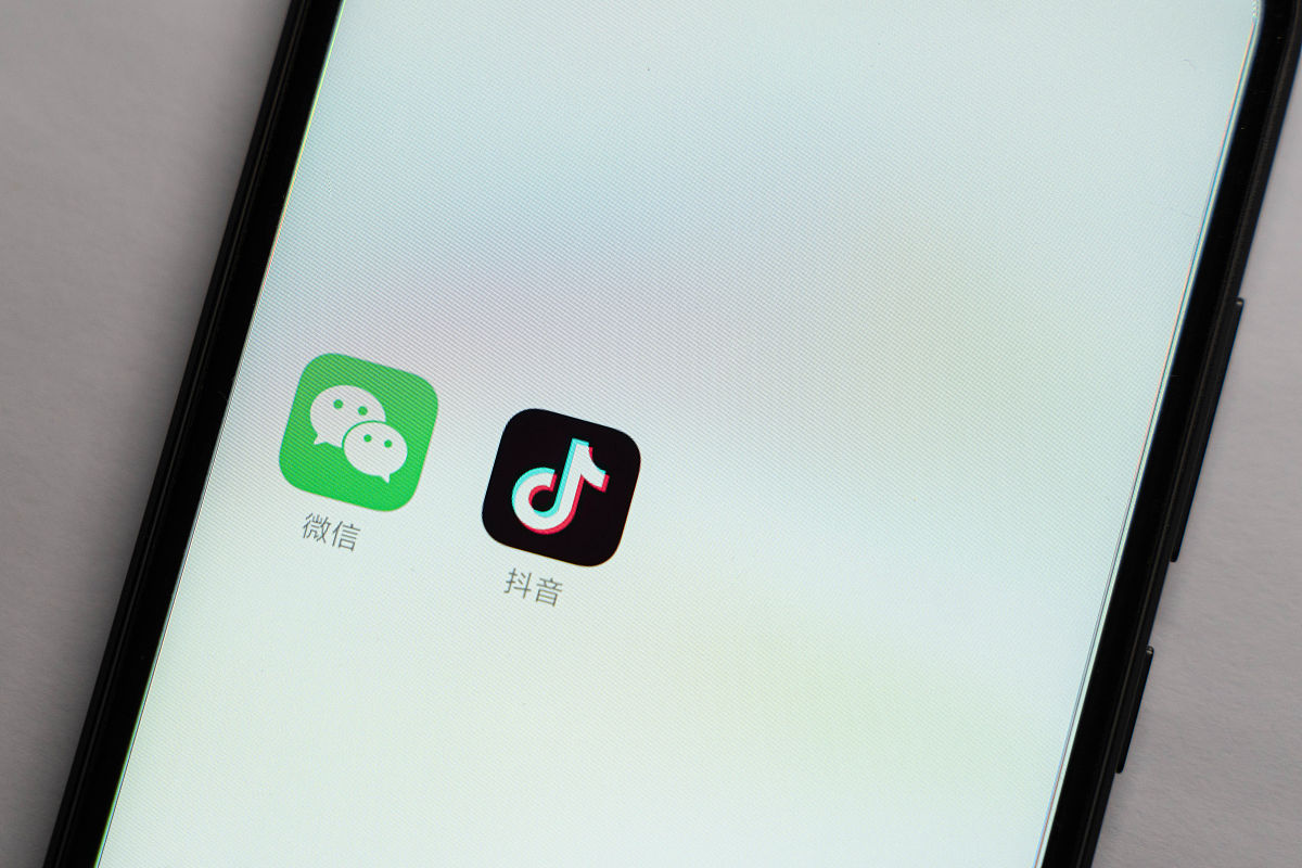 我们公司是做八珍糕的需要用抖音平台开小橱窗卖货如果是你来运用你该怎么做请写一个运用方案