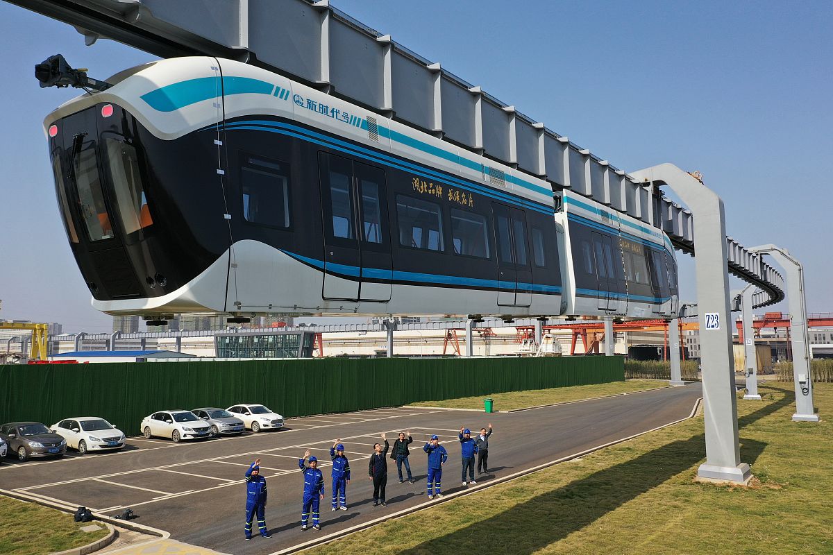 把下面的内容用中文换个说法在不改变原文含义和段落的情况下使其更易于理解：交通电气化专区及论坛：全新车规级产品展示专区全面介绍与电动汽车、轨道交通、电驱动、船舶电力相关的电力电子应用技术及解决方案。同期交通电气化行业论坛云集该领域顶尖专家和学者共同探讨电动汽车行业的价值链和发展议题。