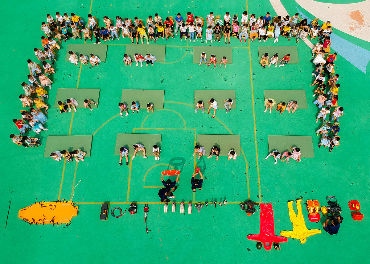 2020年7月7日,在江苏南通如皋经济技术开发区实验幼儿园,消防员向小朋