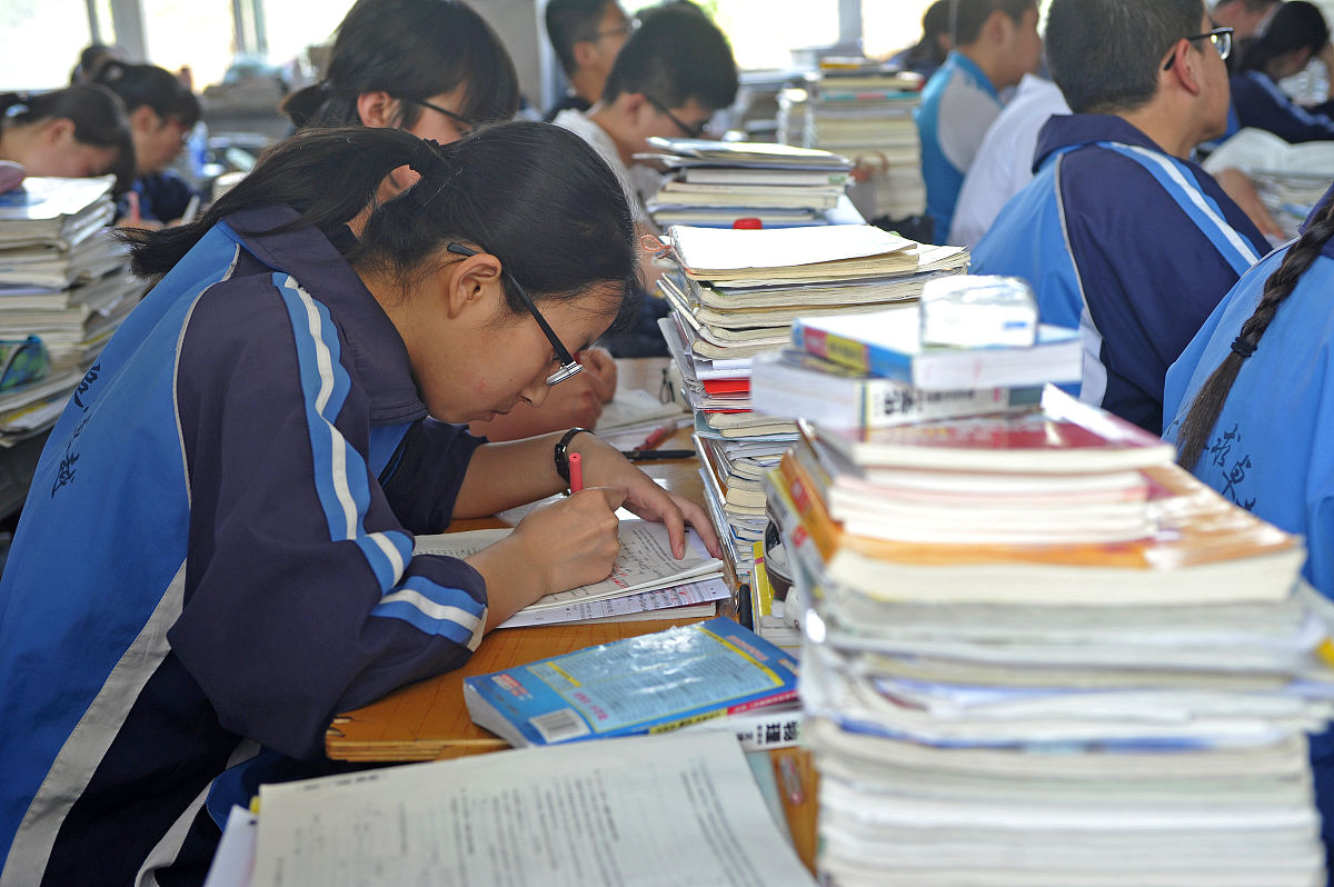 2018年5月15日,甘肃天水,课桌上的教辅书,试卷,伴随着他们复习高考的